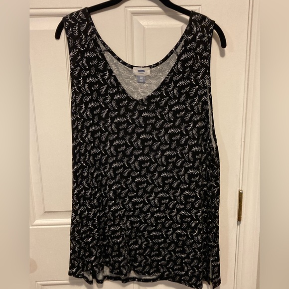 Old Navy Tops - XXL printed Old Navy women’s tank. Gently worn, great condition.